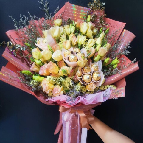 lisianthus peach w/ferrero