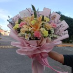 Bouquet mixflower( 4 peach,4 pink,4 yellow carnation with 1 stem lilium peach)